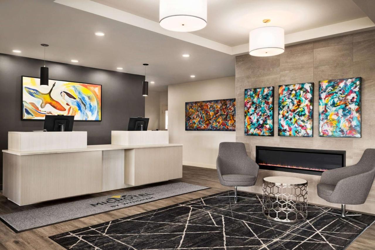 Microtel Inn & Suites Dorval Qc Екстер'єр фото