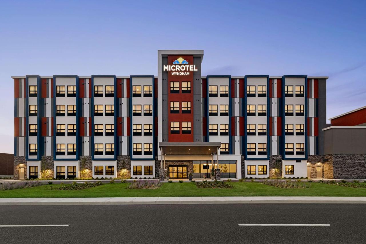 Microtel Inn & Suites Dorval Qc Екстер'єр фото