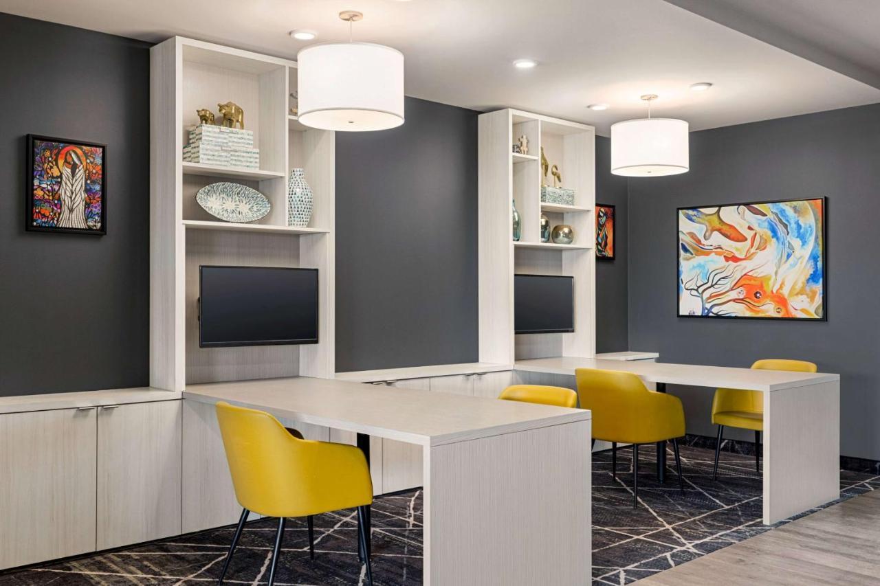 Microtel Inn & Suites Dorval Qc Екстер'єр фото