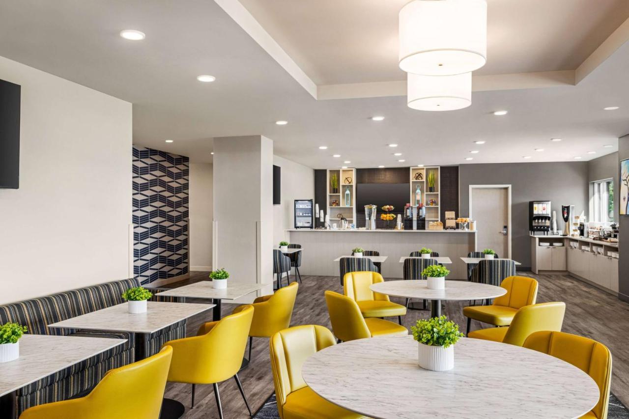 Microtel Inn & Suites Dorval Qc Екстер'єр фото