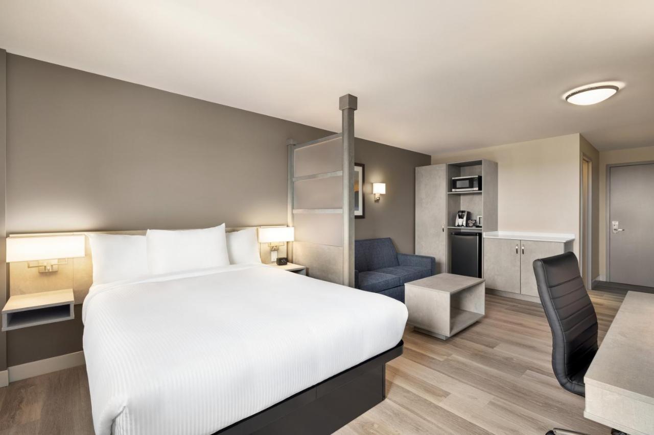 Microtel Inn & Suites Dorval Qc Екстер'єр фото