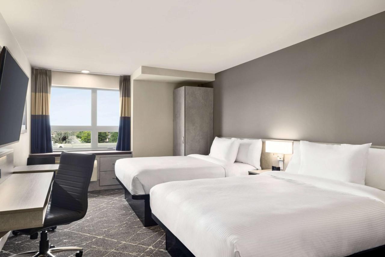 Microtel Inn & Suites Dorval Qc Екстер'єр фото