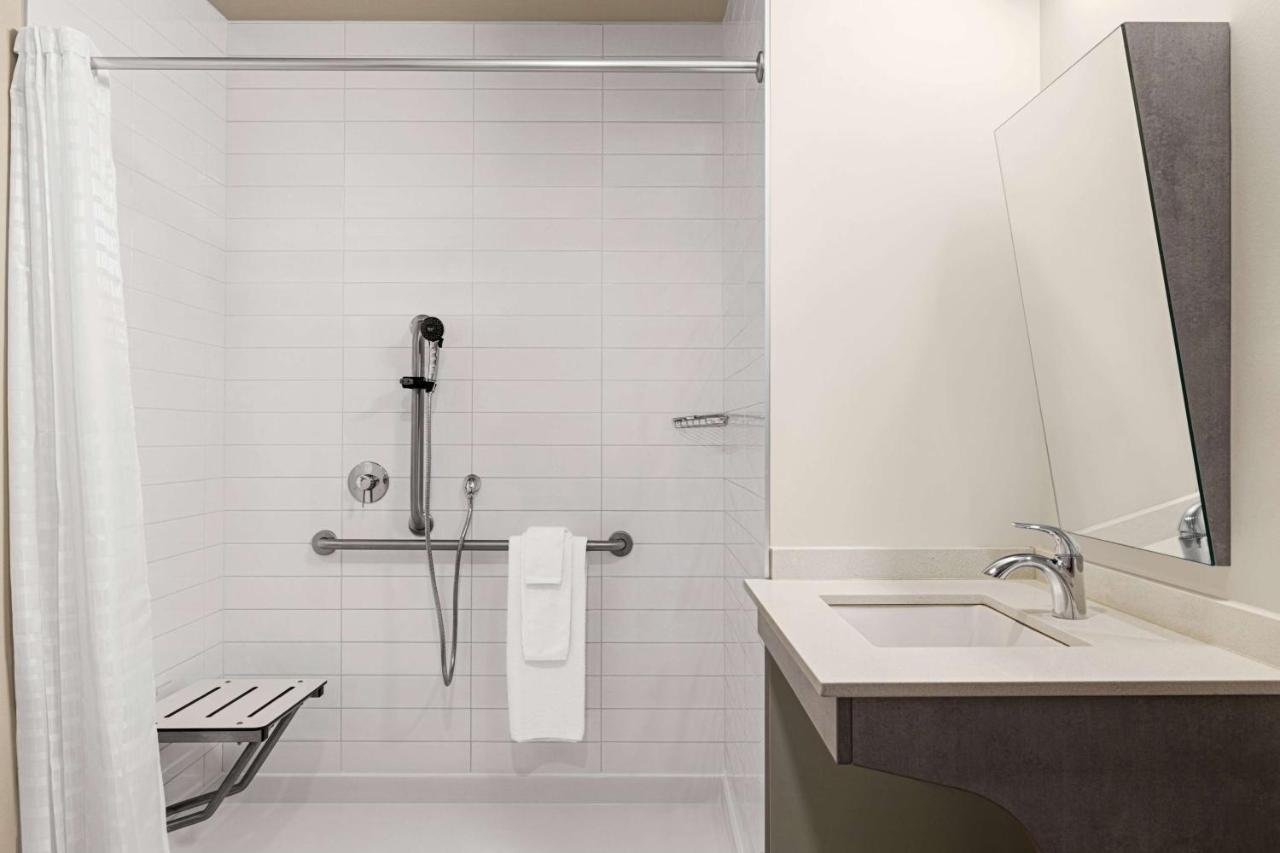 Microtel Inn & Suites Dorval Qc Екстер'єр фото
