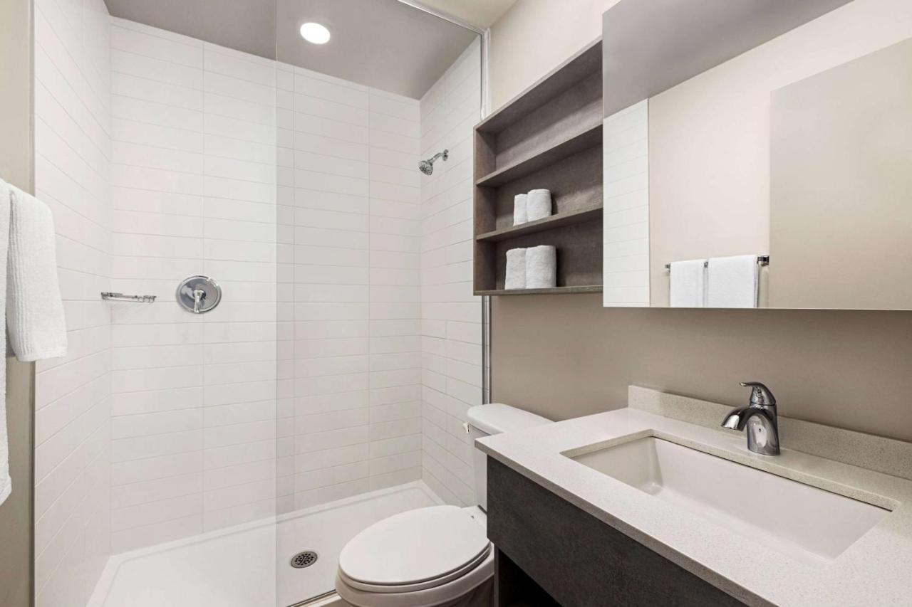 Microtel Inn & Suites Dorval Qc Екстер'єр фото