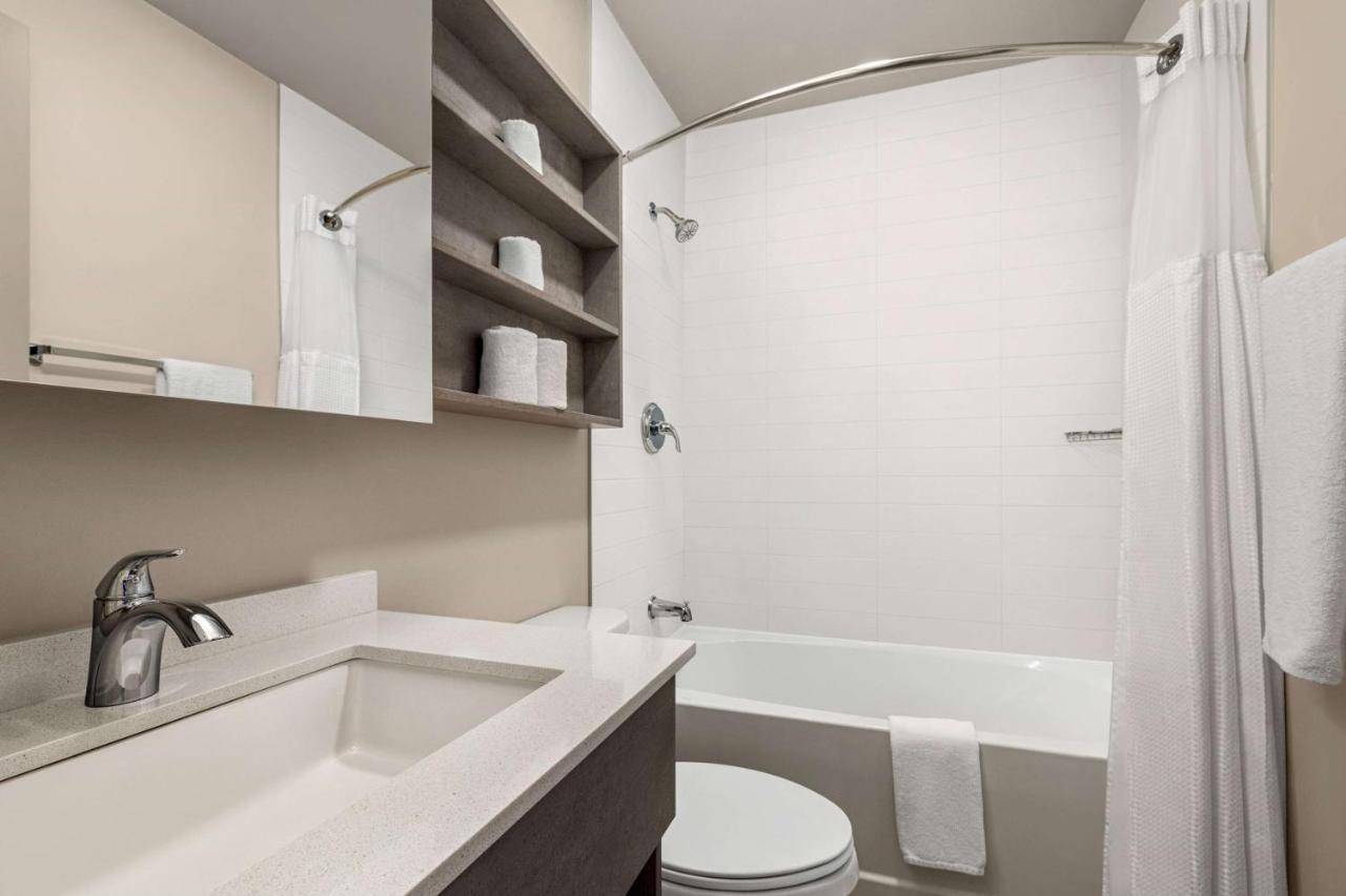 Microtel Inn & Suites Dorval Qc Екстер'єр фото