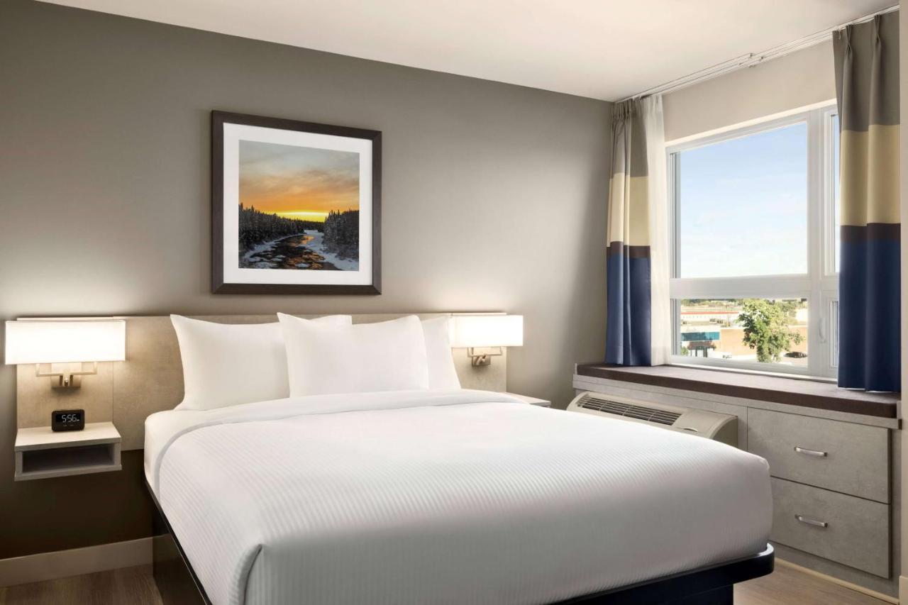 Microtel Inn & Suites Dorval Qc Екстер'єр фото