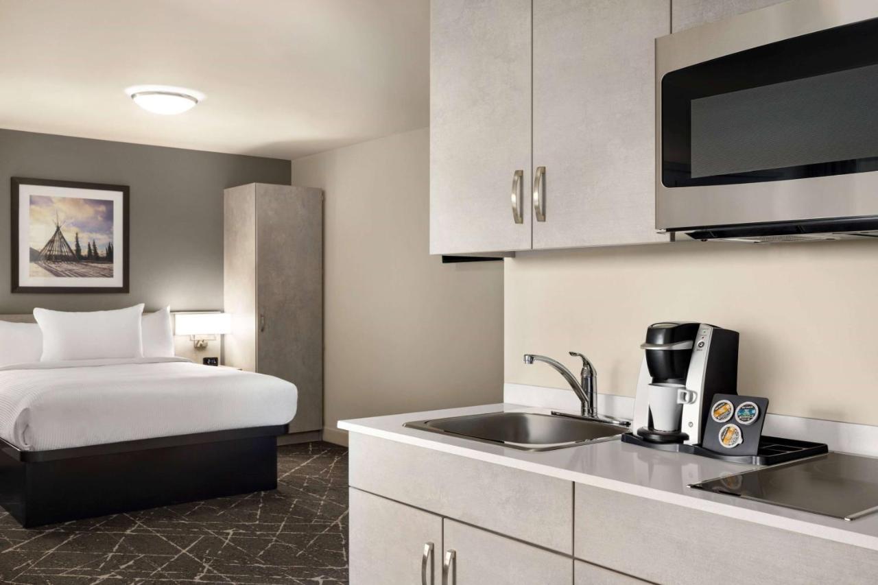 Microtel Inn & Suites Dorval Qc Екстер'єр фото