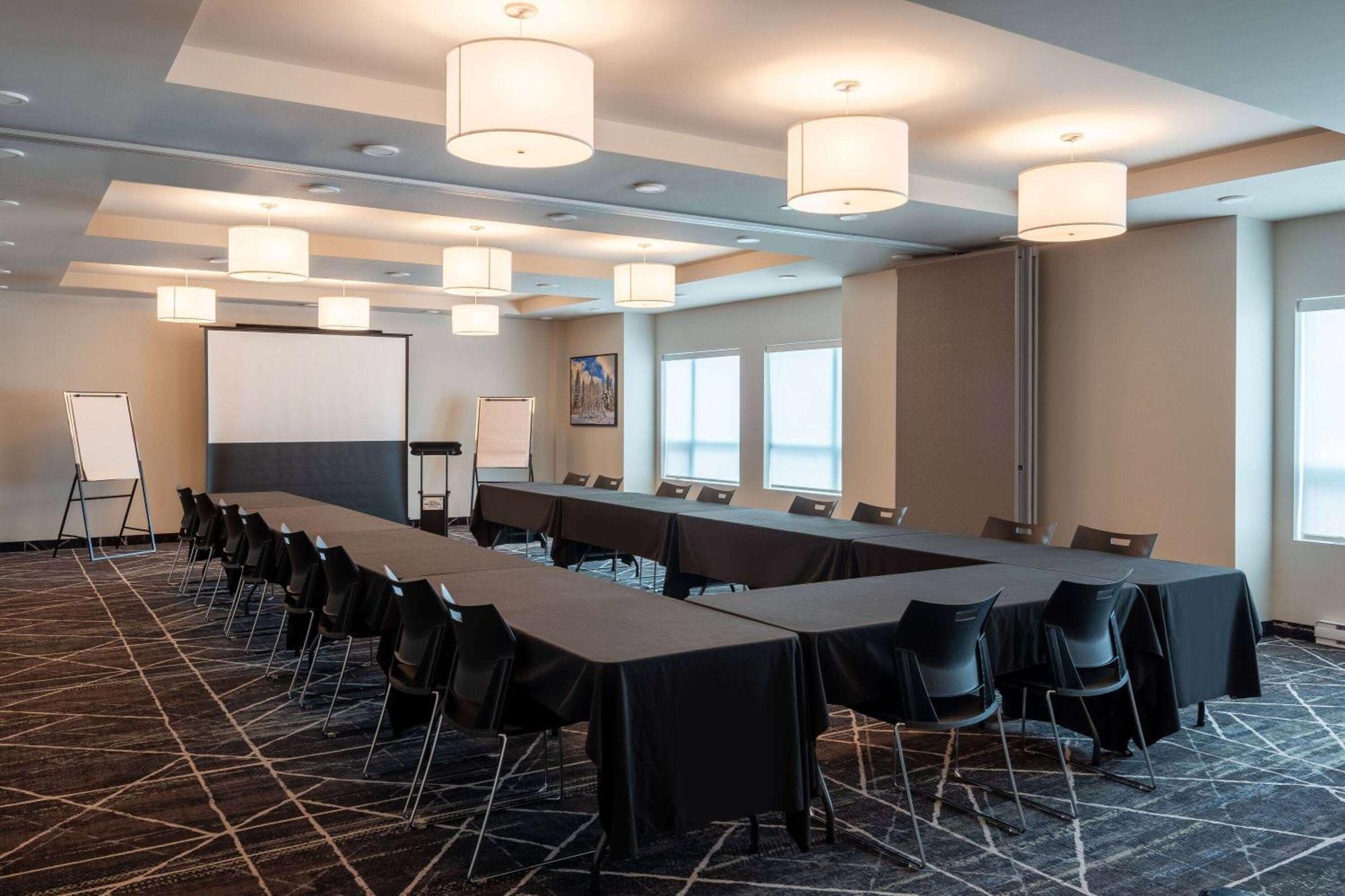 Microtel Inn & Suites Dorval Qc Екстер'єр фото