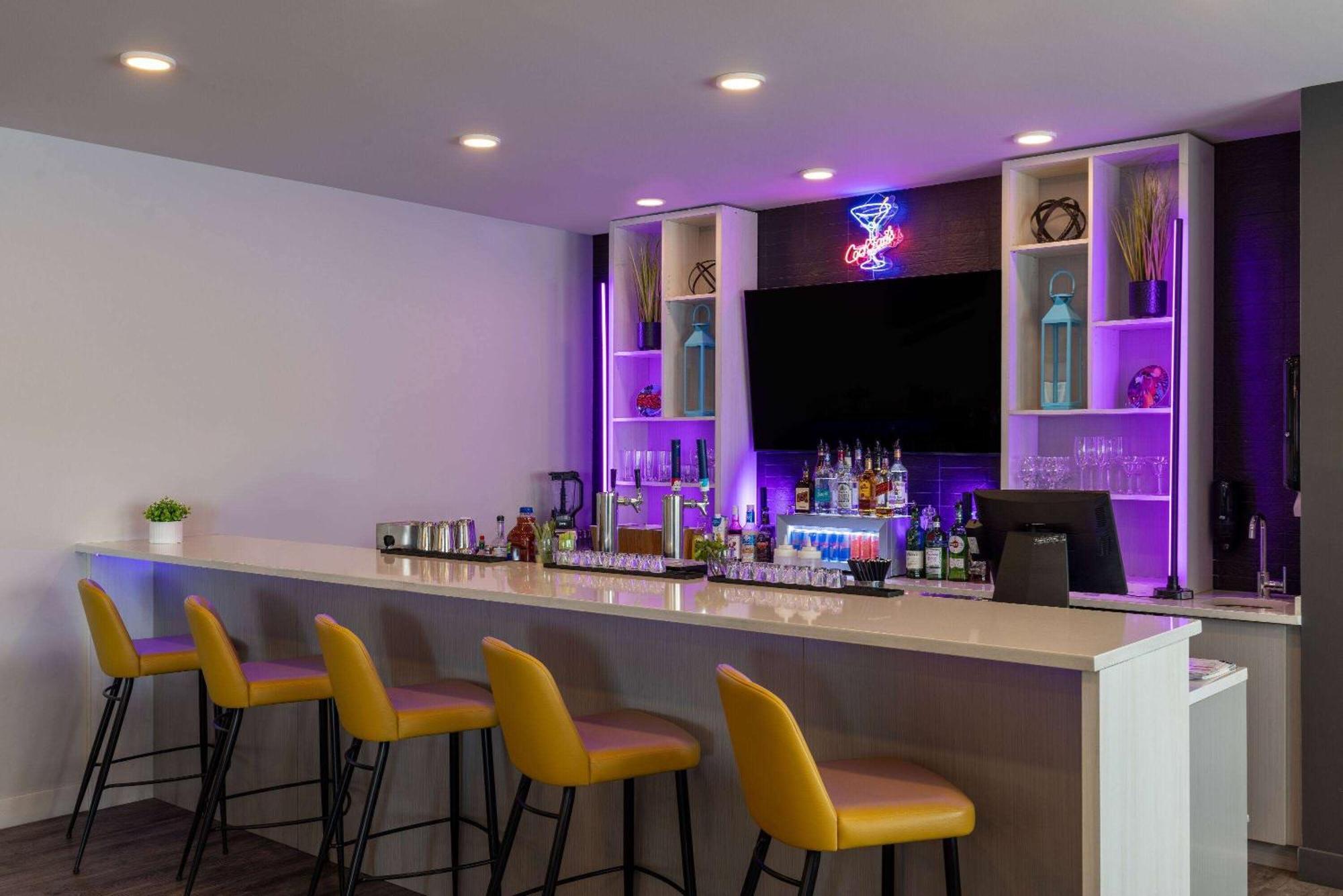 Microtel Inn & Suites Dorval Qc Екстер'єр фото