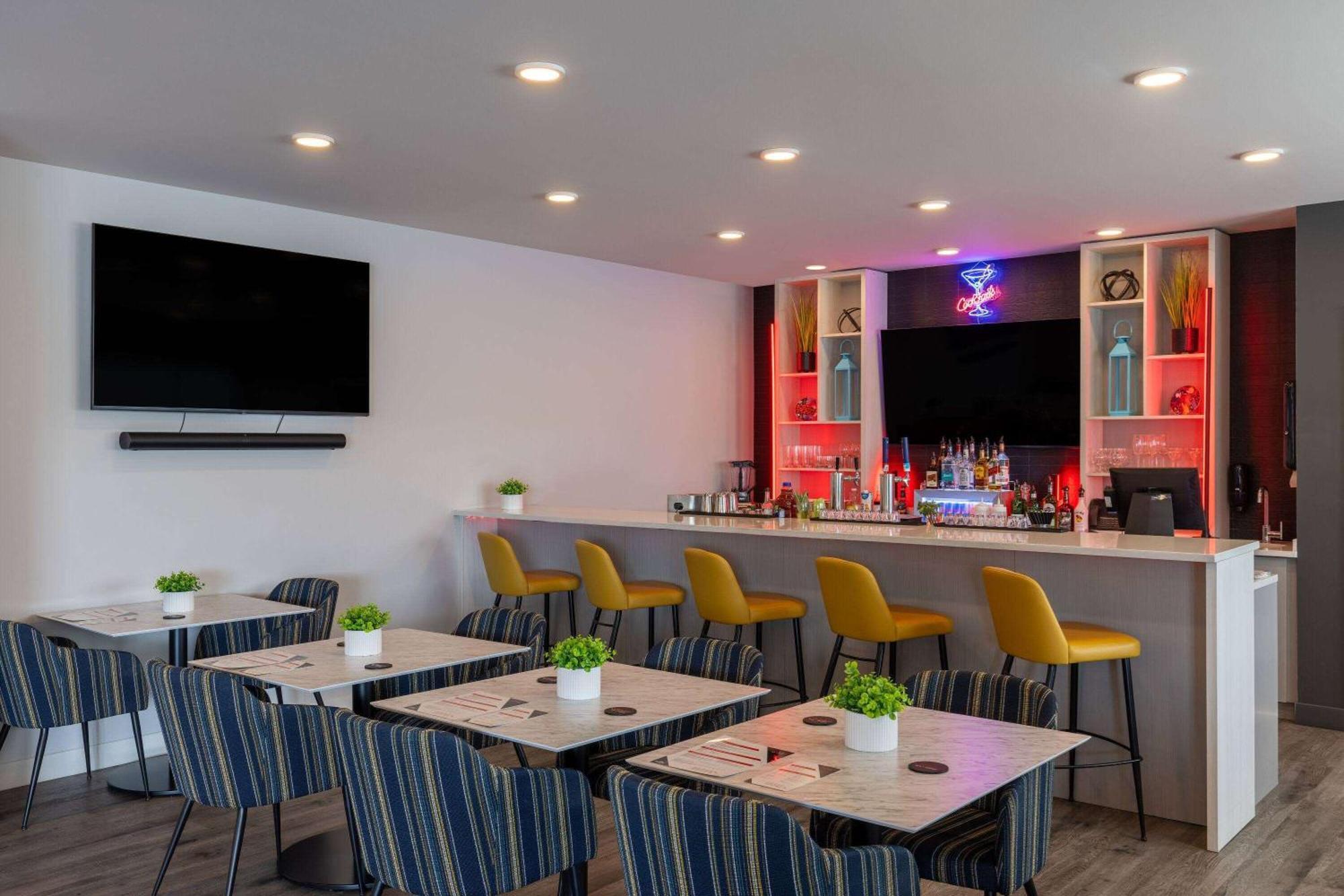 Microtel Inn & Suites Dorval Qc Екстер'єр фото